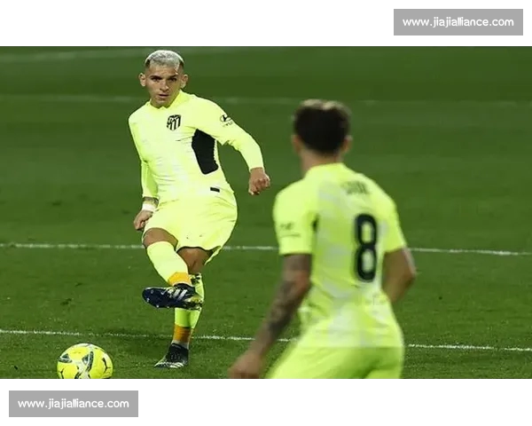 西甲联赛最新赛季焦点对决与豪门球队战绩分析解读